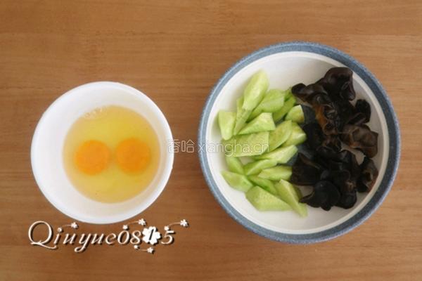 鸡蛋黄瓜炒木耳 的做法图解4