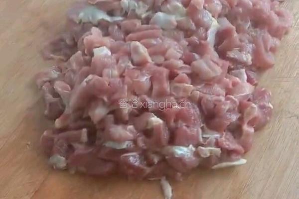 牛肉辣椒酱的做法图解1