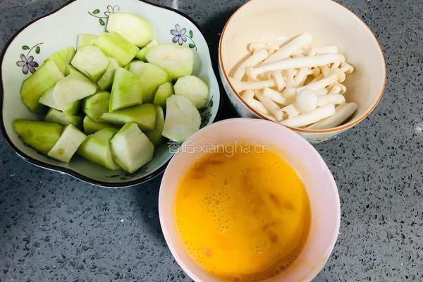金黄鲜美的丝瓜鸡蛋菌菇汤，简单又低脂，全家都喜欢的做法图解1