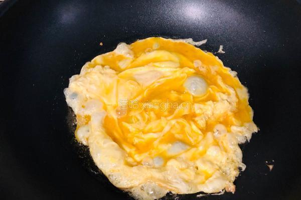 金黄鲜美的丝瓜鸡蛋菌菇汤，简单又低脂，全家都喜欢的做法图解3