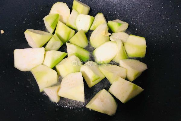 金黄鲜美的丝瓜鸡蛋菌菇汤，简单又低脂，全家都喜欢的做法图解5