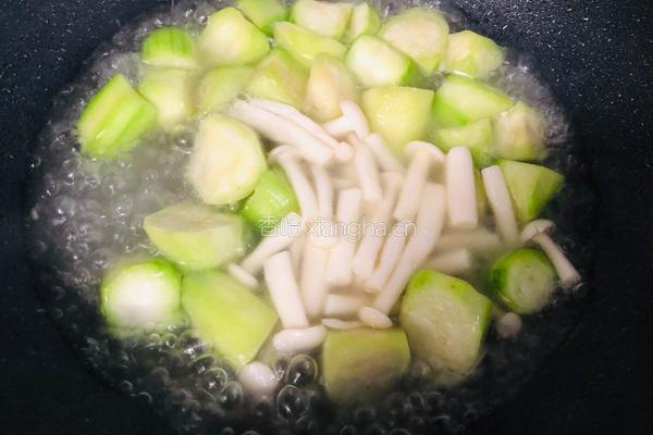 金黄鲜美的丝瓜鸡蛋菌菇汤，简单又低脂，全家都喜欢的做法图解8