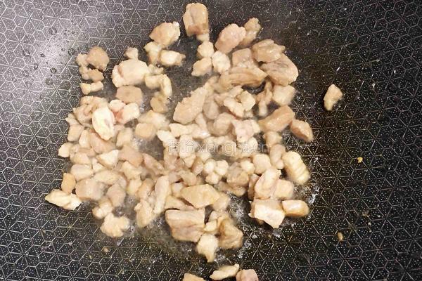 木耳肉丁意大利面的做法图解2