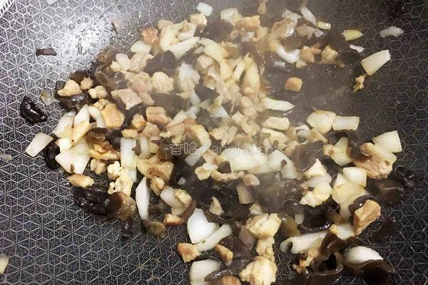 木耳肉丁意大利面的做法图解3