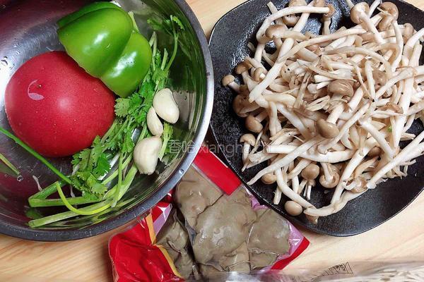 鸭肝菌汤面的做法图解1