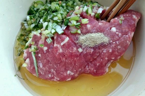 猪肉芹菜饺子的做法图解2