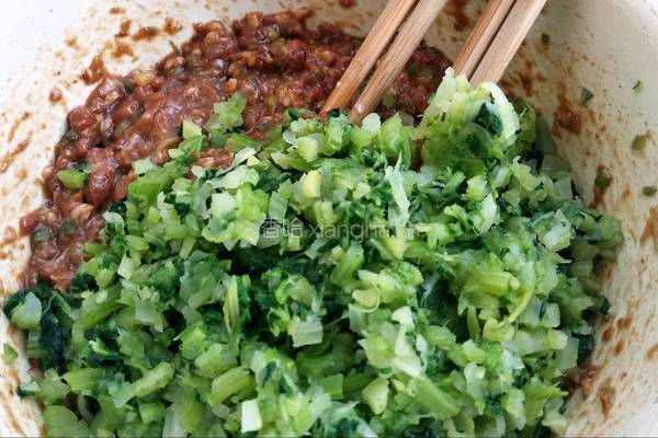 猪肉芹菜饺子的做法图解5