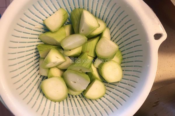 丝瓜菌菇鸡蛋汤的做法图解1