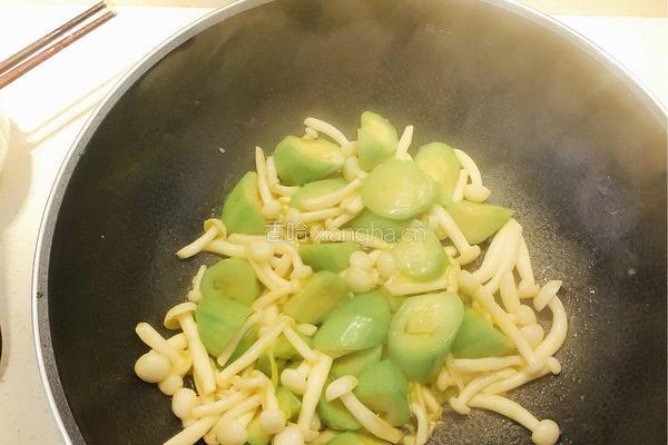 丝瓜菌菇鸡蛋汤的做法图解4