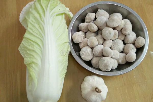 白菜肉丸子汤的做法图解1