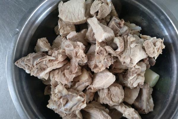 干锅排骨汇凤爪的做法图解1