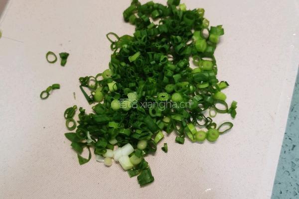 饺子皮葱花饼（快手早餐）的做法图解2