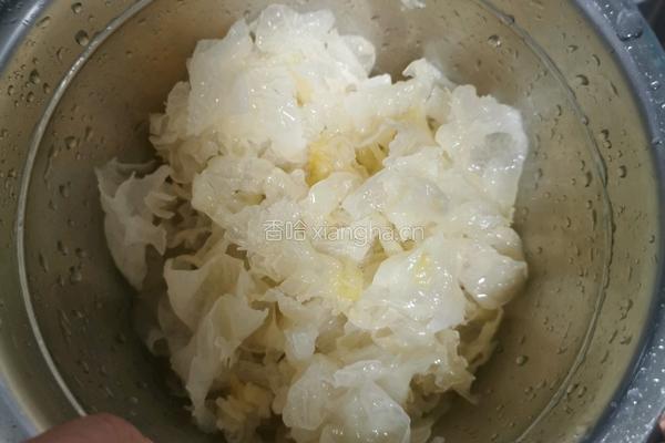 桃胶银耳小米粥的做法图解4