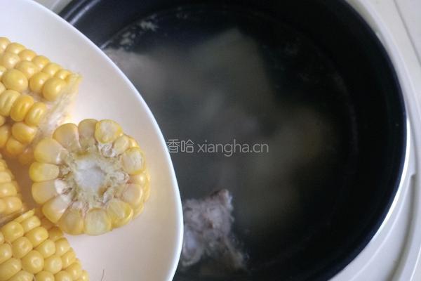 白萝卜玉米排骨汤的做法图解8