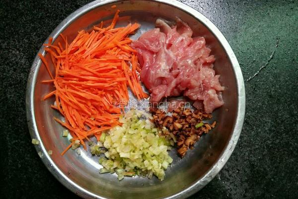 芹菜胡萝卜肉片面线的做法图解2