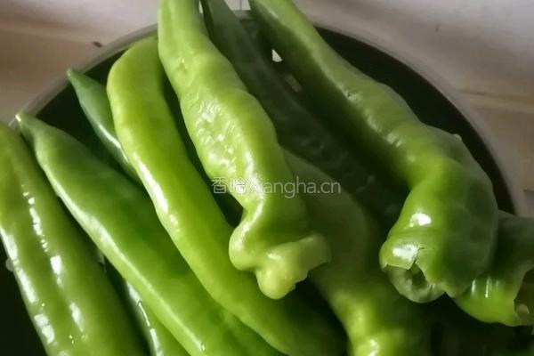 虎皮尖椒的做法图解1