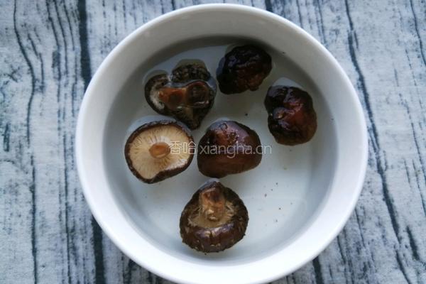 香菇鸡肉粥的做法图解2