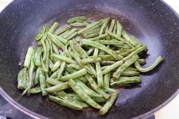 干煸肉末四季豆的做法图解2