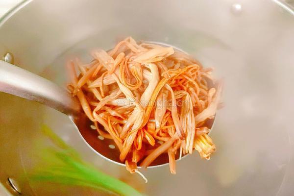 黄花番茄虫草花鸡汤的做法图解8