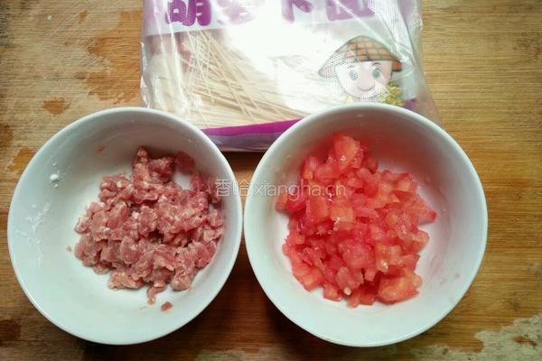 西红柿牛肉胡萝卜面的做法图解2