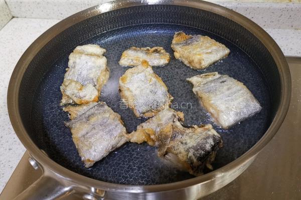 酸甜带鱼的做法图解7