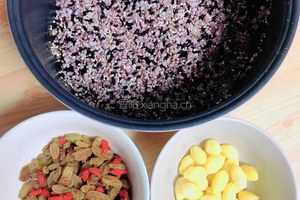 白果藜麦黑米饭团 | 谷物能量餐的做法图解1