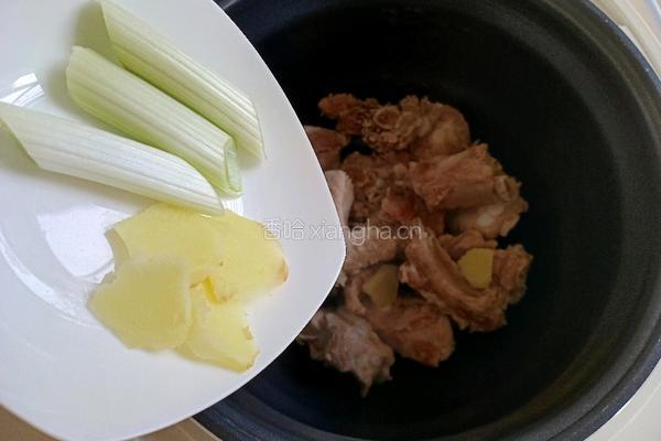 莲藕玉米排骨汤的做法图解8