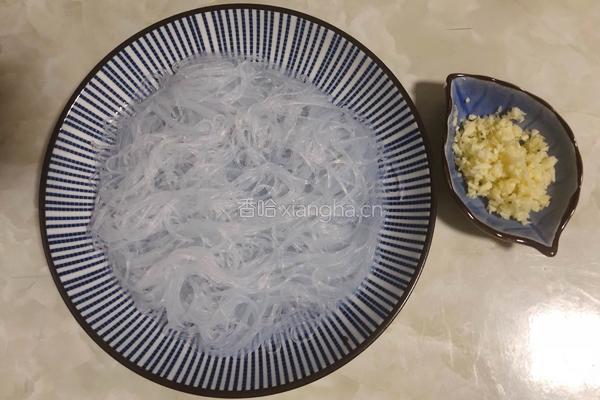 蒜蓉扇贝肉蒸粉丝的做法图解2