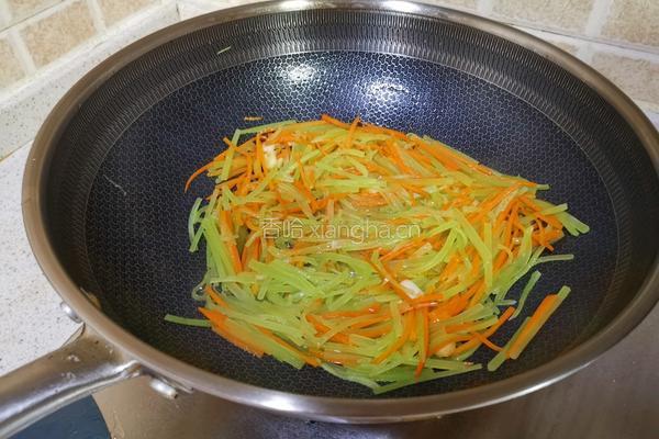 蒜香莴笋胡萝卜丝的做法图解6