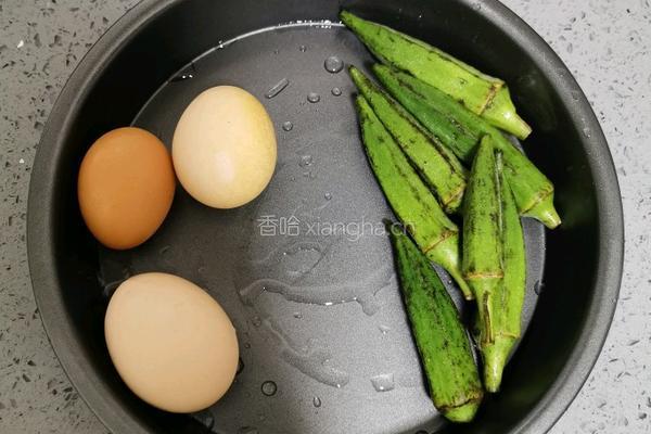 秋葵煸鸡蛋的做法图解1