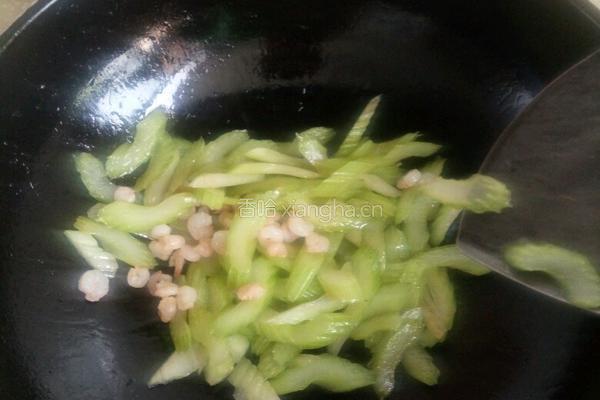 西芹炒虾仁的做法图解5