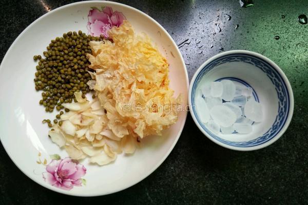 绿豆百合银耳羹的做法图解1