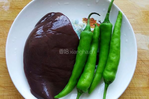 青椒炒猪肝的做法图解1