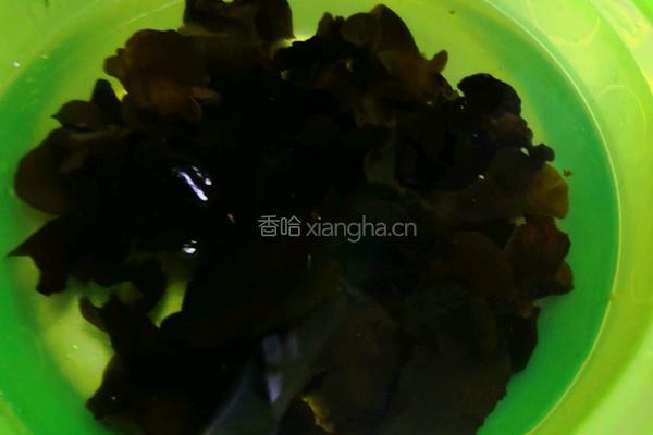 西兰花炒木耳的做法图解2