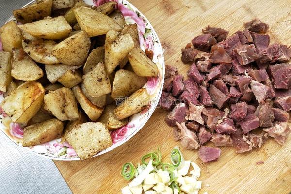 土豆烧牛肉的做法图解5