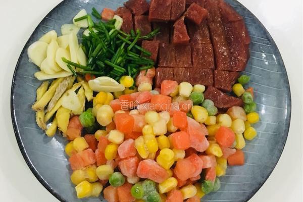牛肉丁玉米粒蛋炒饭的做法图解1