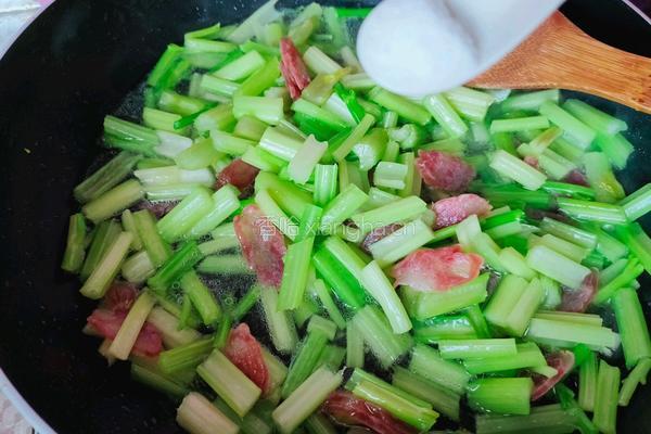 腊肠炒芹菜的做法图解7