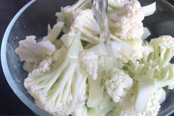 番茄烧菜花的做法图解1
