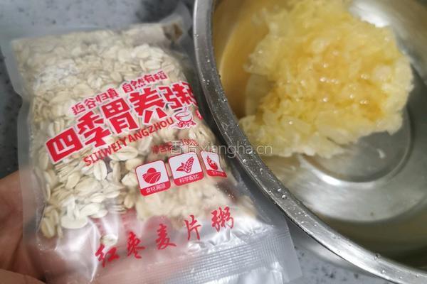 红枣麦片银耳粥的做法图解1