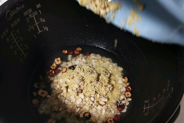 红枣麦片银耳粥的做法图解5