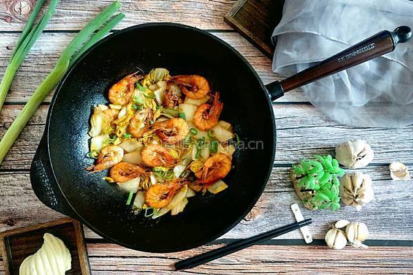 中式炒菜の铁锅鲜虾白菜