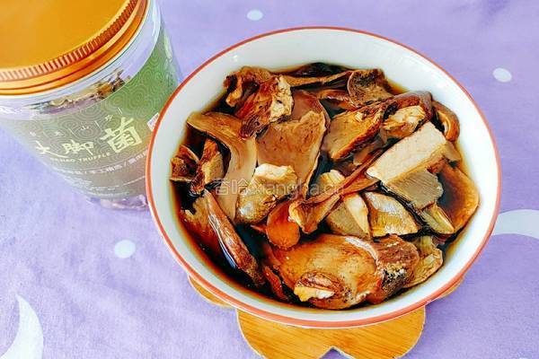 大脚菌番茄牛骨汤的做法图解2