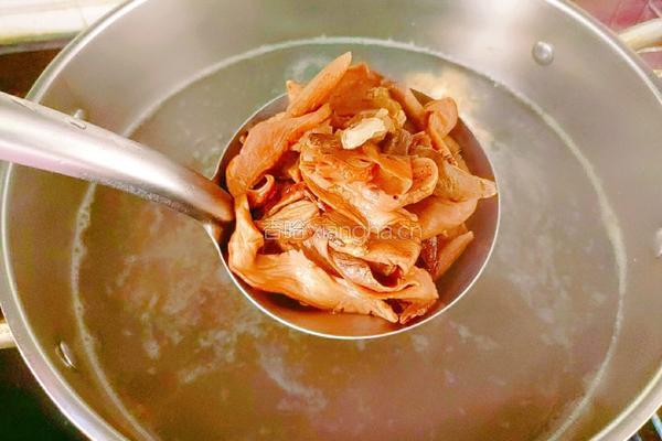 大脚菌番茄牛骨汤的做法图解7