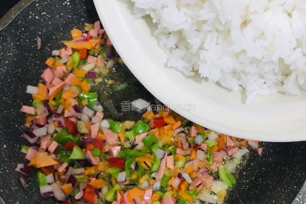 五彩缤纷蛋炒饭的做法图解5