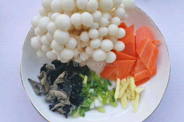 丝瓜木耳菌菇汤的做法图解2