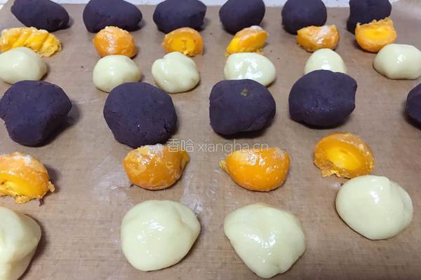 广式豆沙蛋黄月饼的做法图解6