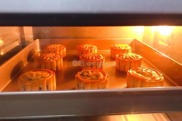广式豆沙蛋黄月饼的做法图解12