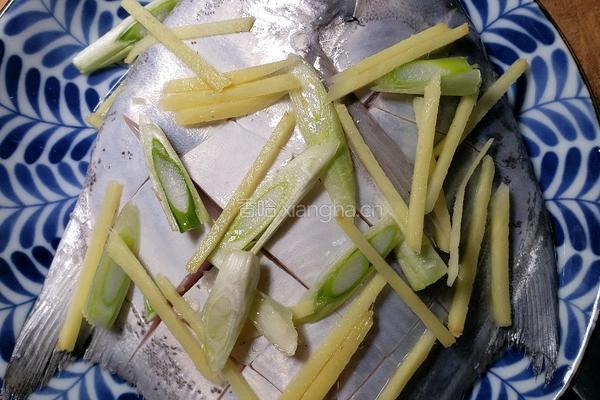 清蒸白鲳鱼的做法图解2