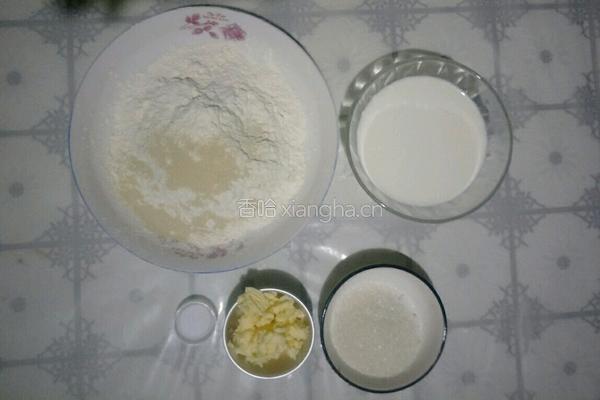 超柔软牛奶切块面包的做法图解1