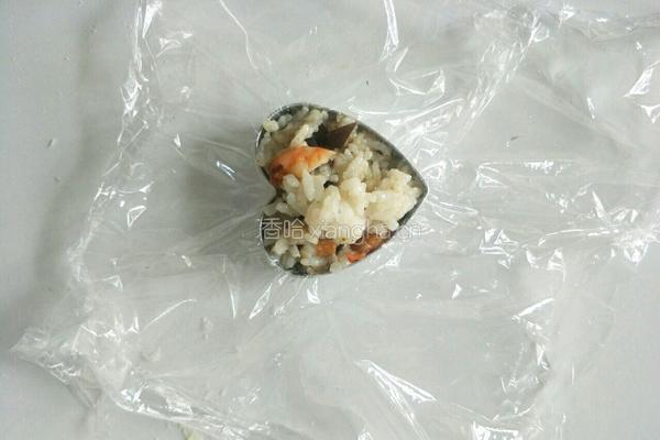 蝴蝶结碧根果饭团的做法图解5